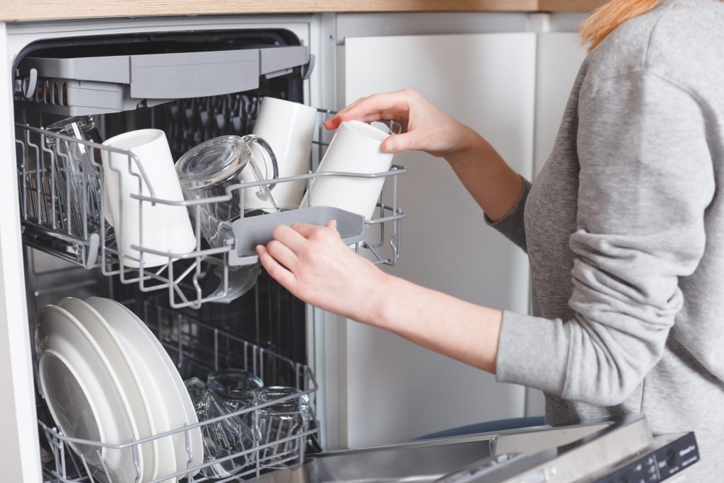 how to clean dishwasher with bleach